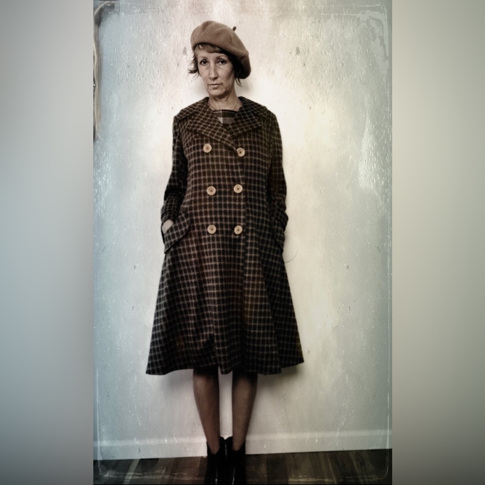 About the Posher: former apparel designer with a love of clothing. Vintage & new